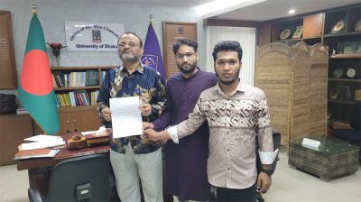‘স্বাধীনতা সংগ্রাম’ ভাস্কর্য সংস্কারের দাবিতে ঢাবি উপাচার্যকে স্মারকলিপি