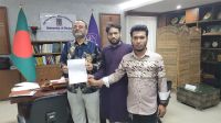 ‘স্বাধীনতা সংগ্রাম’ ভাস্কর্য সংস্কারের দাবিতে ঢাবি উপাচার্যকে স্মারকলিপি