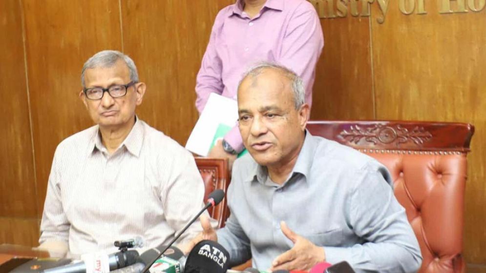 জাতীয় নির্বাচনে ৪৭ হাজার কেন্দ্রে পুলিশের শরীরে থাকবে ক্যামেরা: স্বরাষ্ট্র উপদেষ্টা