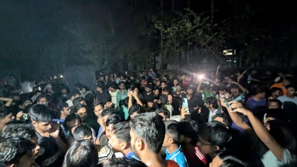 চট্টগ্রাম বিশ্ববিদ্যালয়ে শিক্ষার্থী-স্থানীয়দের সংঘর্ষে আহত ২০