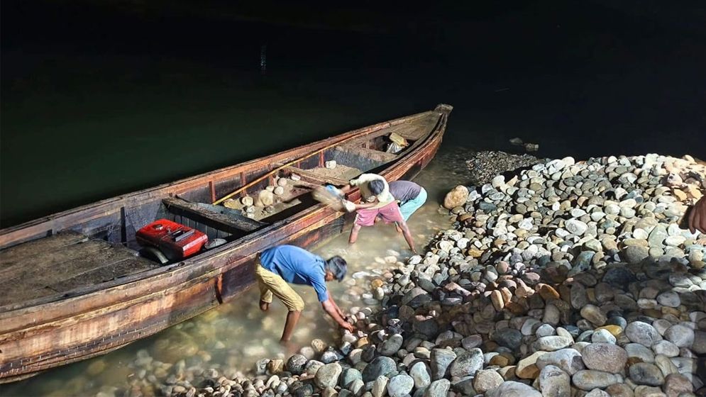 লুট হওয়া পাথর আগের জায়গায় ফেলতে হাইকোর্টের নির্দেশ
