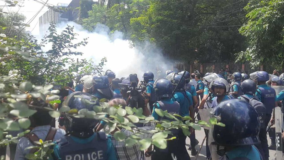 শিক্ষার্থীদের পুলিশের ধাওয়া, টিয়ারশেল-সাউন্ড গ্রেনেড নিক্ষেপ
