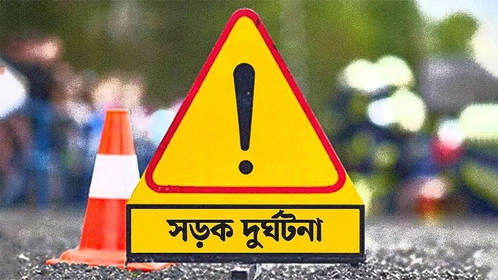 নোয়াখালীতে নিয়ন্ত্রণ হারিয়ে মাইক্রোবাস খালে, নিহত ৭