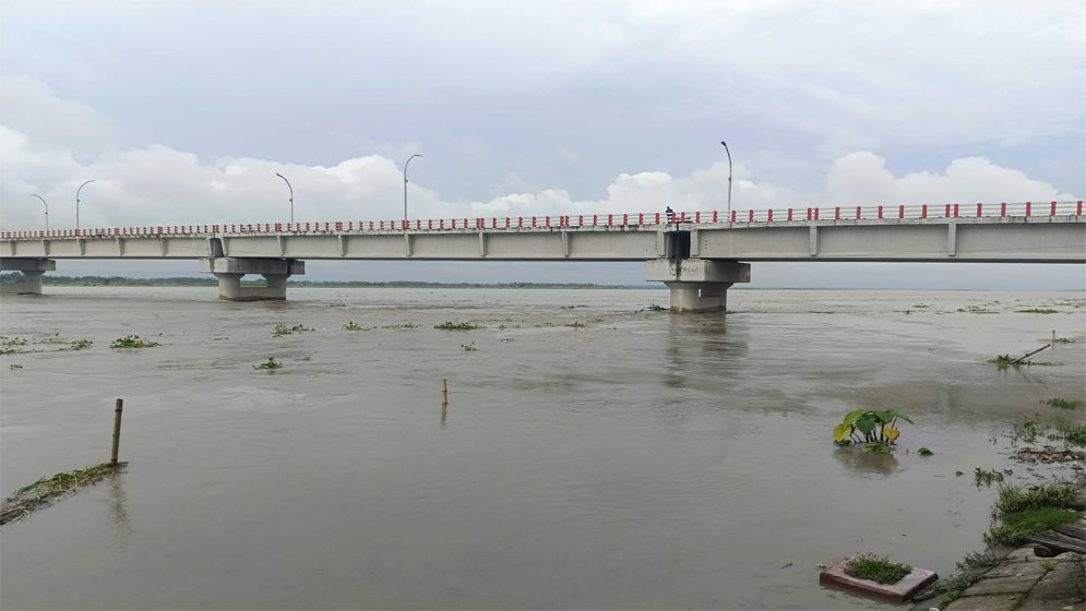 তিস্তার ভাঙনে সেতু রক্ষা বাঁধে ধস, ঝুঁকিতে হাজারো পরিবার