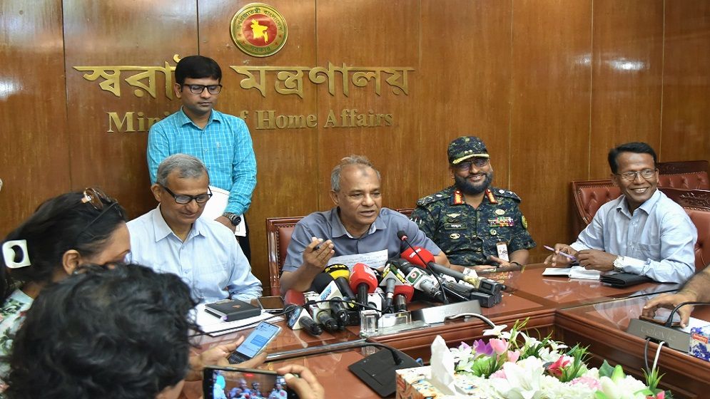 আইনশৃঙ্খলা বাহিনীর হারানো অস্ত্রের সন্ধান দিলে মিলবে পুরস্কার: স্বরাষ্ট্র উপদেষ্টা