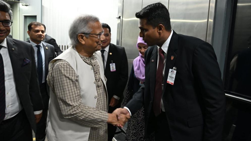 মালয়েশিয়ায় পৌঁছেছেন প্রধান উপদেষ্টা