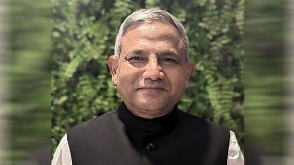 হাসিনার সাবেক সামরিক সচিব মিয়াজী ও তার স্ত্রী-মেয়ের দেশত্যাগে নিষেধাজ্ঞা