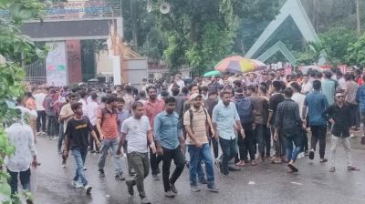 বৃষ্টি উপেক্ষা করে শাহবাগে ছাত্রদল নেতাকর্মীদের ঢল
