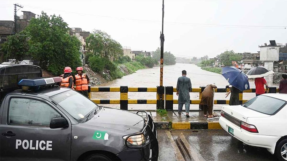 ভারত থেকে প্রচণ্ড বেগে পানি ঢুকছে পাকিস্তানে