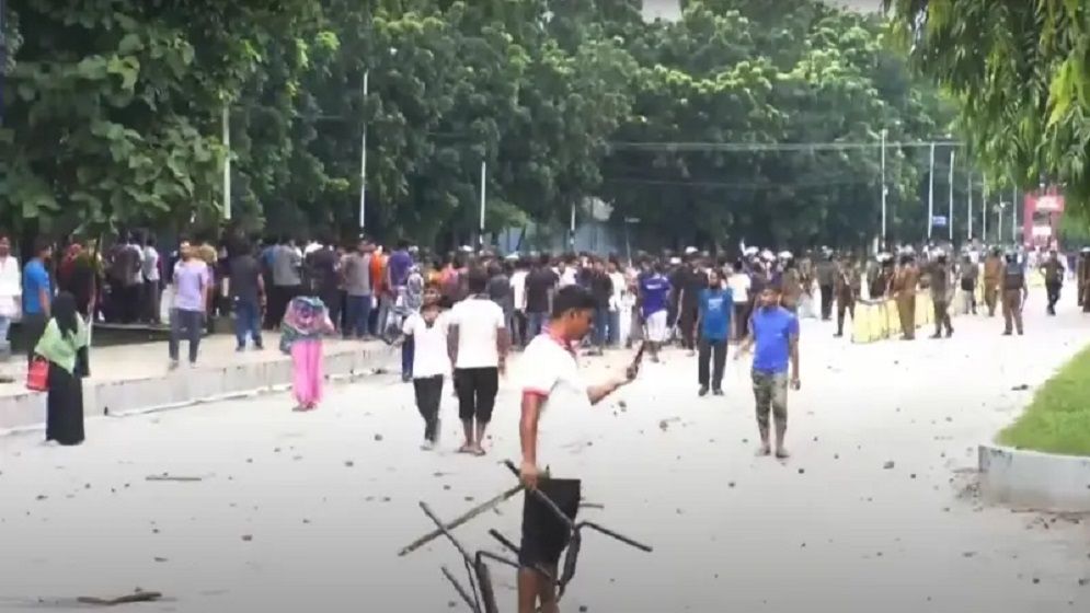 উত্তরা ইপিজেডে শ্রমিক-আইনশৃঙ্খলা বাহিনীর সংঘর্ষে নিহত ১, আহত ১২