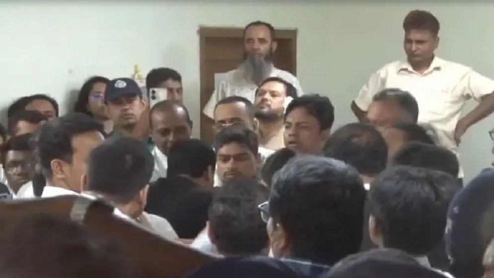 আদালতে বিচারকের সামনেই সাংবাদিককে মারধর