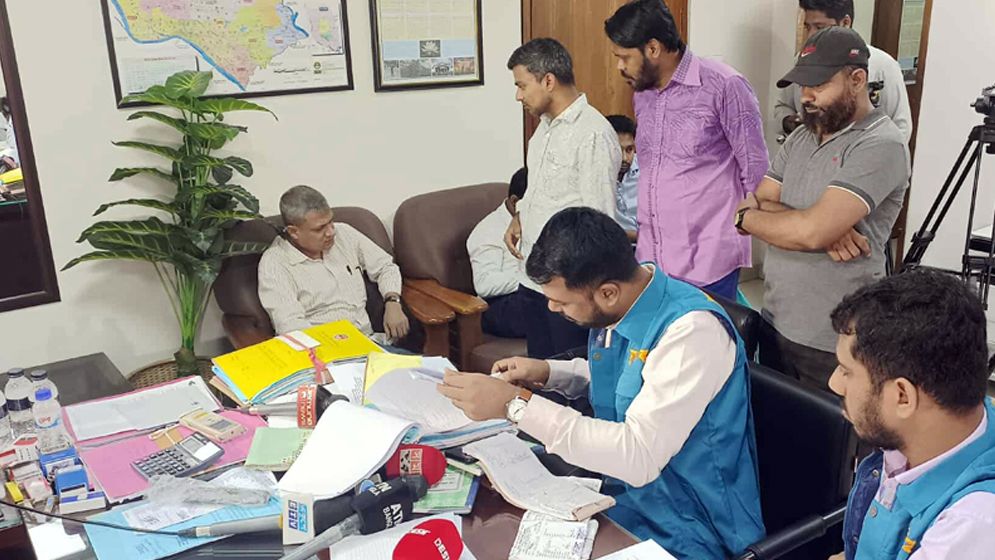 ডিএসসিসিতে গাড়ির তেল চুরিতে জড়িত চালকসহ ঊর্ধ্বতন কর্মকর্তারা: দুদক