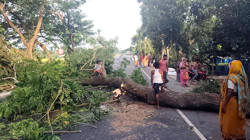 ভাঙ্গায় টানা তৃতীয় দিনের মতো মহাসড়ক অবরোধ, যোগাযোগ বিচ্ছিন্ন