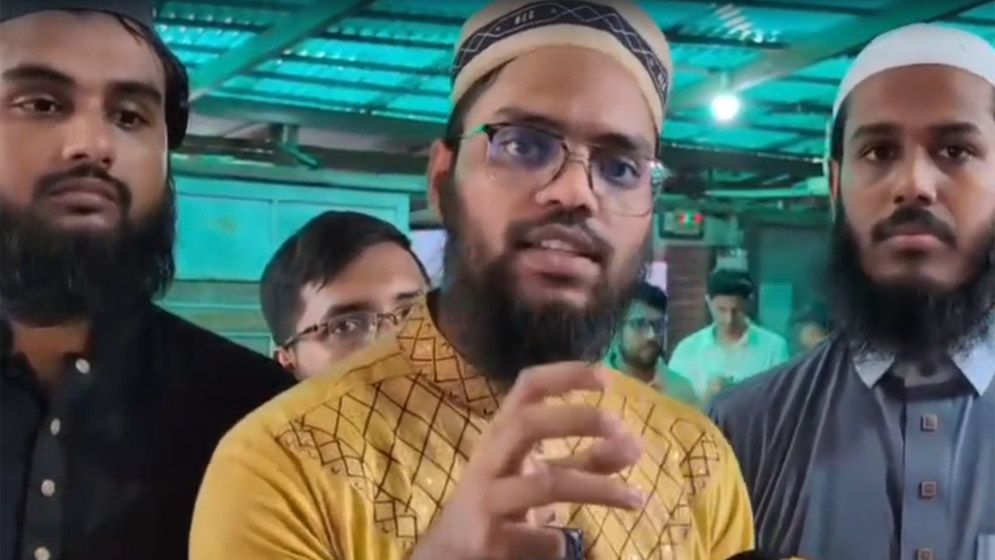 কার্ডধারী এজেন্টদের কেন্দ্র থেকে বের করে দেওয়ার অভিযোগ