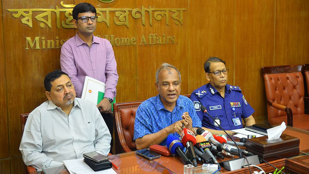 যাবজ্জীবনের মেয়াদ কমানোর চিন্তা করছে সরকার: স্বরাষ্ট্র উপদেষ্টা