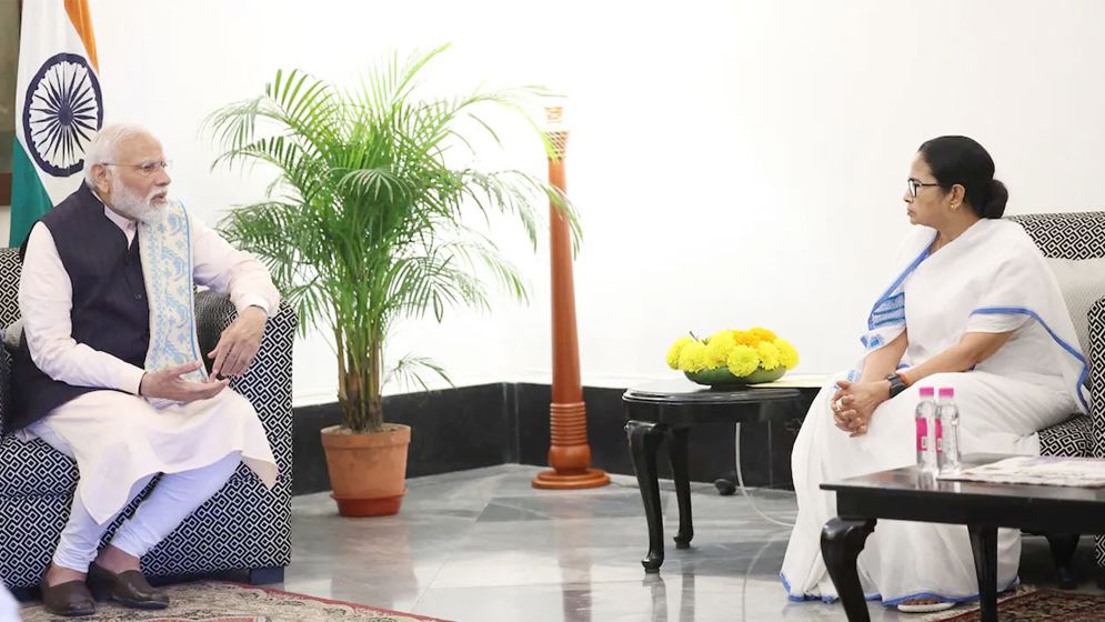শত্রুতা ভুলে মমতা–মোদির সমঝোতা