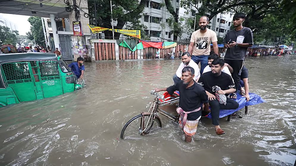 রাজধানীতে ৯ ঘণ্টায় ১০৫ মিলিমিটার বৃষ্টি, সড়কে জলাবদ্ধতা