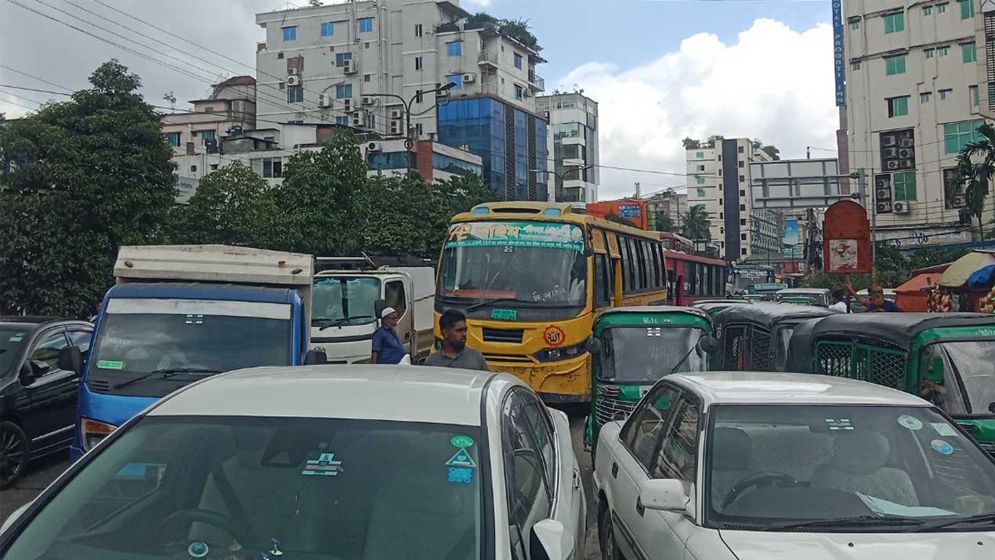 কুড়িলে শ্রমিকদের সড়ক অবরোধ, যান চলাচল বন্ধ