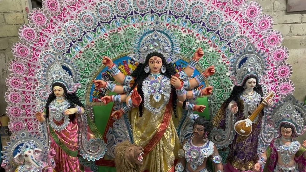 থিমের ভিড়ে হারিয়ে যাচ্ছে ঐতিহ্যের ‘একচালা প্রতিমা’ 