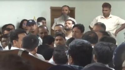 আদালতে বিচারকের সামনেই সাংবাদিককে মারধর