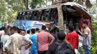 ঢাকা-বরিশাল মহাসড়কে দুই বাসের মুখোমুখি সংঘর্ষ, আহত ১৫