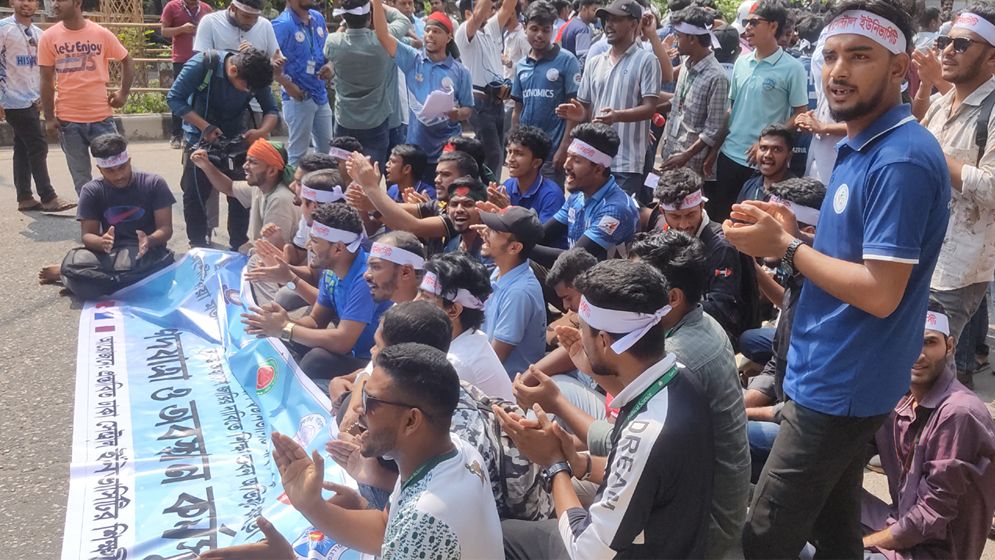 শিক্ষা ভবনের সামনে ৭ কলেজ শিক্ষার্থীরা, সড়কে পুলিশের ব্যারিকেড