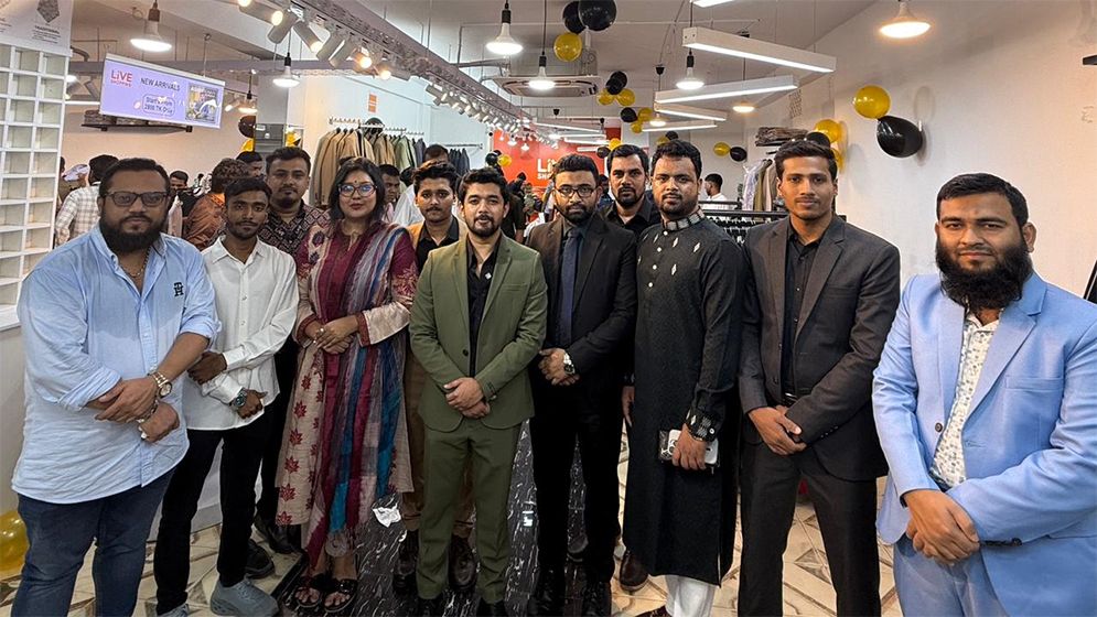 চট্টগ্রামের জিইসি মোড়ে লাইভ শপিংয়ের নতুন আউটলেট