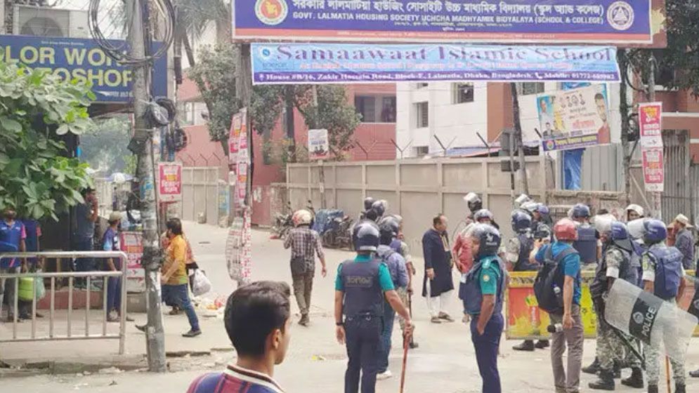 পুলিশের ধাওয়া খেয়ে গলিতে জুলাই যোদ্ধারা, সাউন্ড গ্রেনেড-ইট নিক্ষেপ