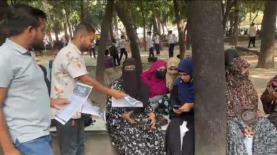 বাহাদুর শাহ পার্কে বিএনপির ৩১ দফা লিফলেট বিতরণ