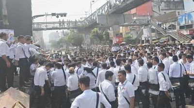 ঢাকা কলেজের স্বকীয়তা রক্ষার দাবিতে শিক্ষার্থীদের বিক্ষোভ