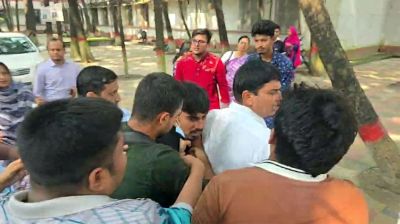 পদযাত্রা ঘিরে ঢাকা কলেজে শিক্ষক–শিক্ষার্থী ধস্তাধস্তি