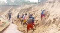 যাদুকাটার বালু নিয়ে ‘হরিলুট’