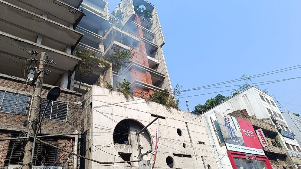 আ.লীগের কেন্দ্রীয় কার্যালয়ে আগুন