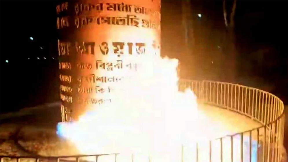 বরগুনায় জুলাই শহীদ স্মৃতিস্তম্ভে অগ্নিসংযোগ