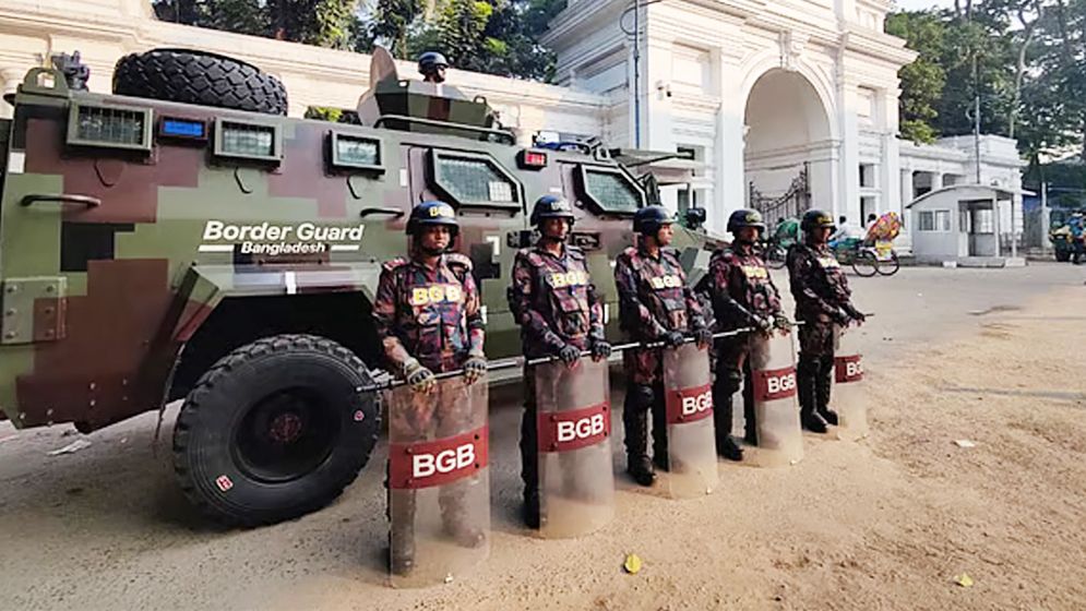 লকডাউন ঘিরে থমথমে অবস্থা, প্রস্তুত সরকারও