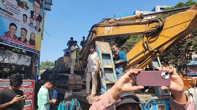 ধানমন্ডি ৩২ নম্বরে এক্সকাভেটর ঢোকানোর চেষ্টা, পুলিশের লাঠিপেটা