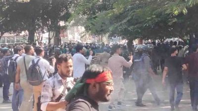 ধানমন্ডি-৩২ ঘিরে ফের সংঘর্ষ, টিয়ারশেল-সাউন্ড গ্রেনেডে রণক্ষেত্র এলাকা