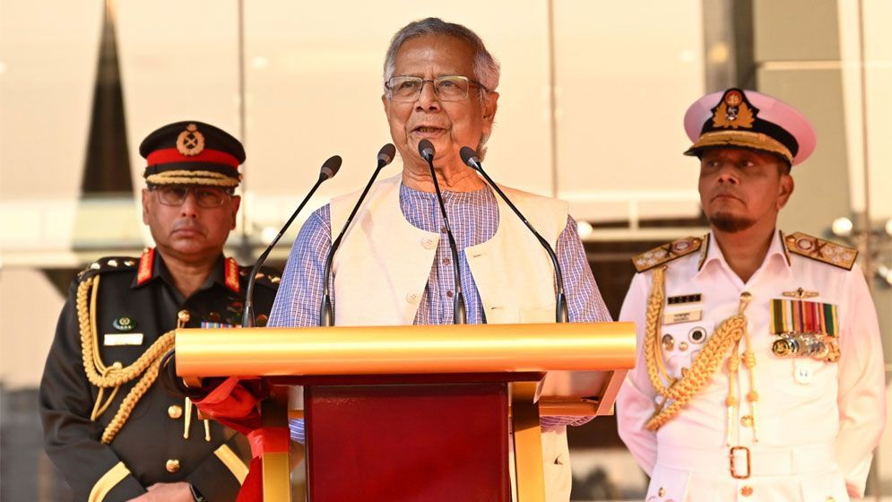 নির্বাচনে সশস্ত্র বাহিনীকে পেশাদারিত্বের সঙ্গে দায়িত্ব পালনের আহ্বান প্রধান উপদেষ্টার