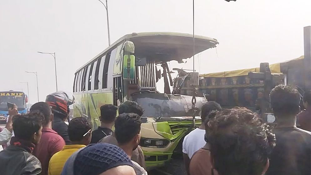 ঢাকা-ভাঙ্গা এক্সপ্রেসওয়েতে বাস-ট্রাক সংঘর্ষে নিহত ৩