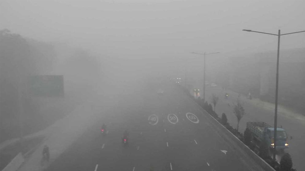 কুয়াশায় ঢাকা রাজধানীর সকাল, আকাশ থাকবে মেঘলা