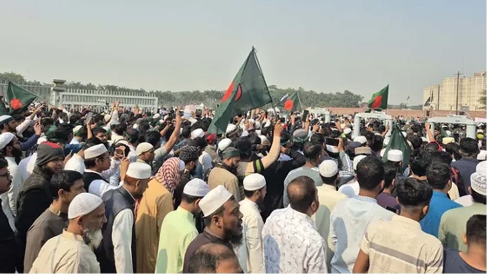 মানিক মিয়া অ্যাভিনিউয়ে মানুষের ঢল