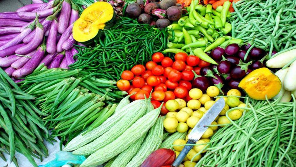 বাজারে মিলছে না সুবাতাস, শীতেও ঘাম ছুটছে ক্রেতার