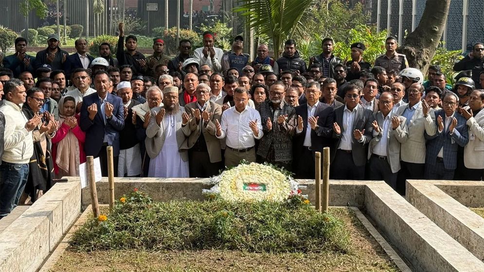 শহীদ ওসমান হাদির কবর জিয়ারত করলেন তারেক রহমান