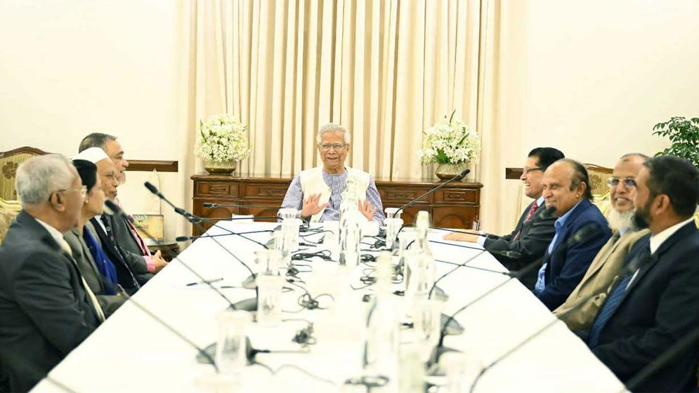 নির্বাচন-গণভোটের প্রস্তুতি সম্পর্কে প্রধান উপদেষ্টাকে অবহিত করলেন সিইসি