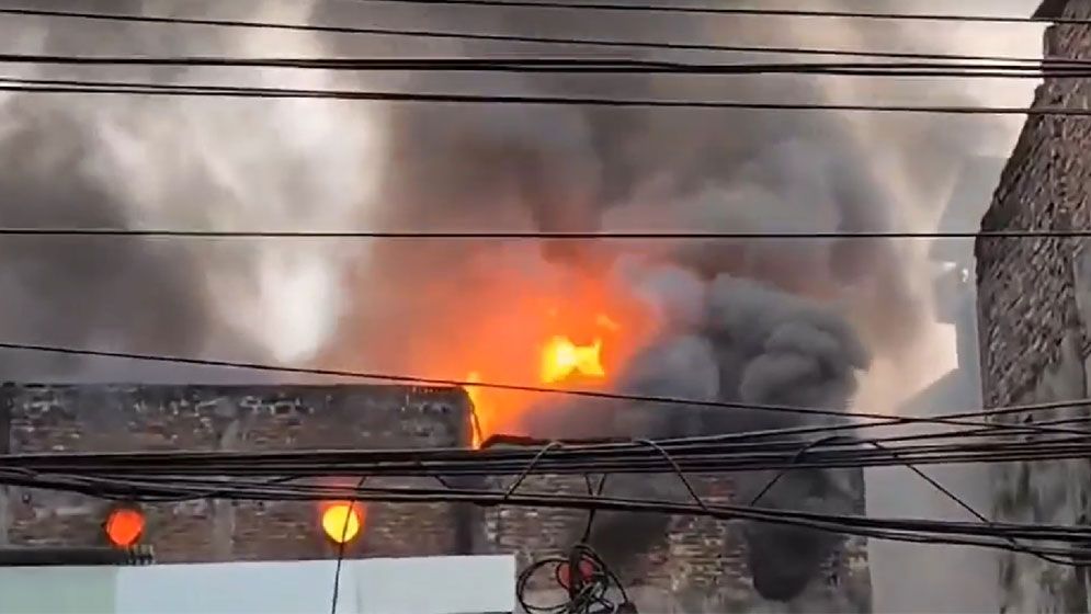 দেড় ঘণ্টা পর চকবাজারের আগুন নিয়ন্ত্রণে