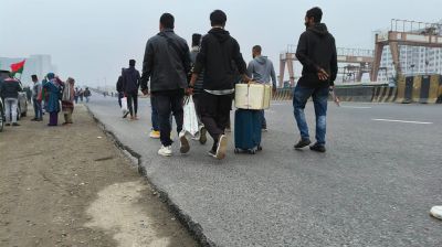 বিমানবন্দর সড়কে গাড়ি নেই, হেঁটে গন্তব্যে যাচ্ছেন মানুষজন