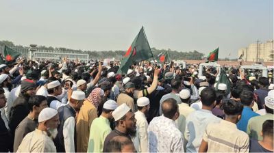 মানিক মিয়া অ্যাভিনিউয়ে মানুষের ঢল