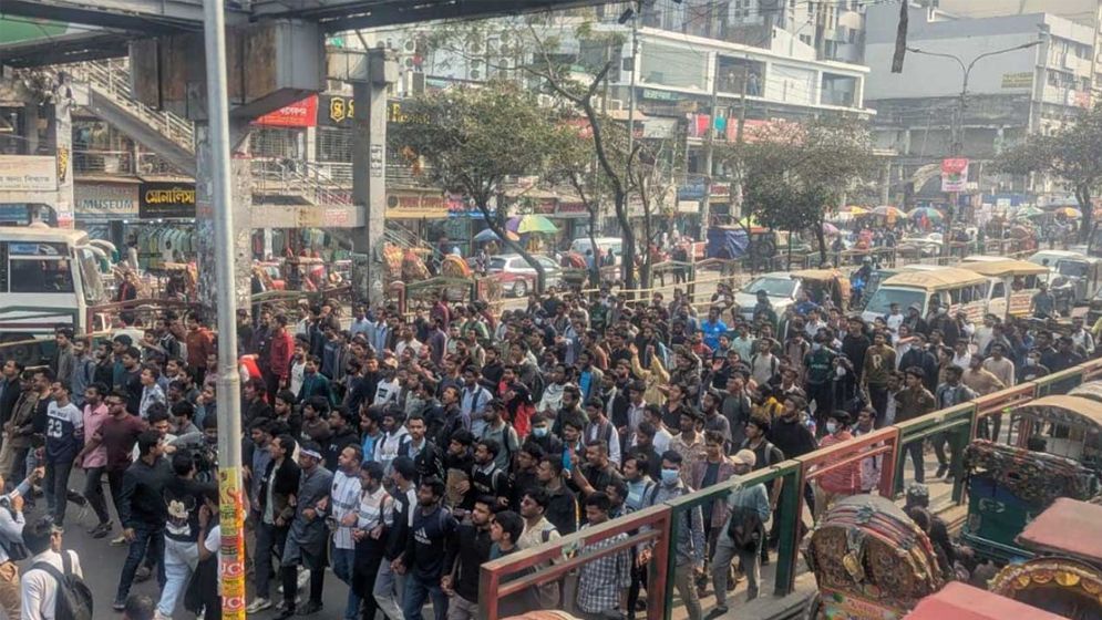 অধ্যাদেশ জারির দাবিতে সায়েন্সল্যাব অবরোধে সাত কলেজের শিক্ষার্থীরা