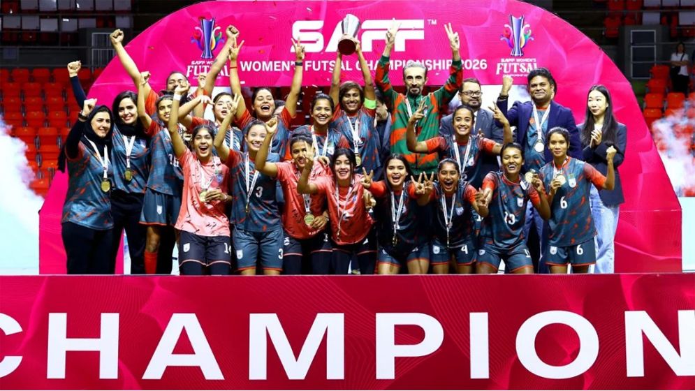 দেশে ফিরছে সাফজয়ী নারী ফুটবল দল, ছাদখোলা বাসে সংবর্ধনা