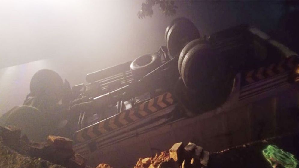 পাকিস্তানে ট্রাক খালে পড়ে এক পরিবারের ১৪ জন নিহত